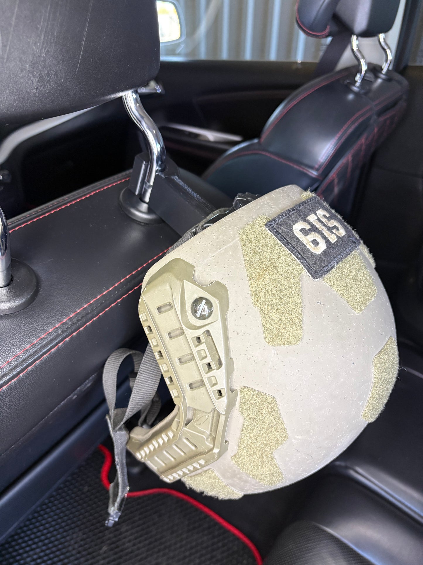 Ekipuotės laikiklis automobiliui „Headrest Mount“