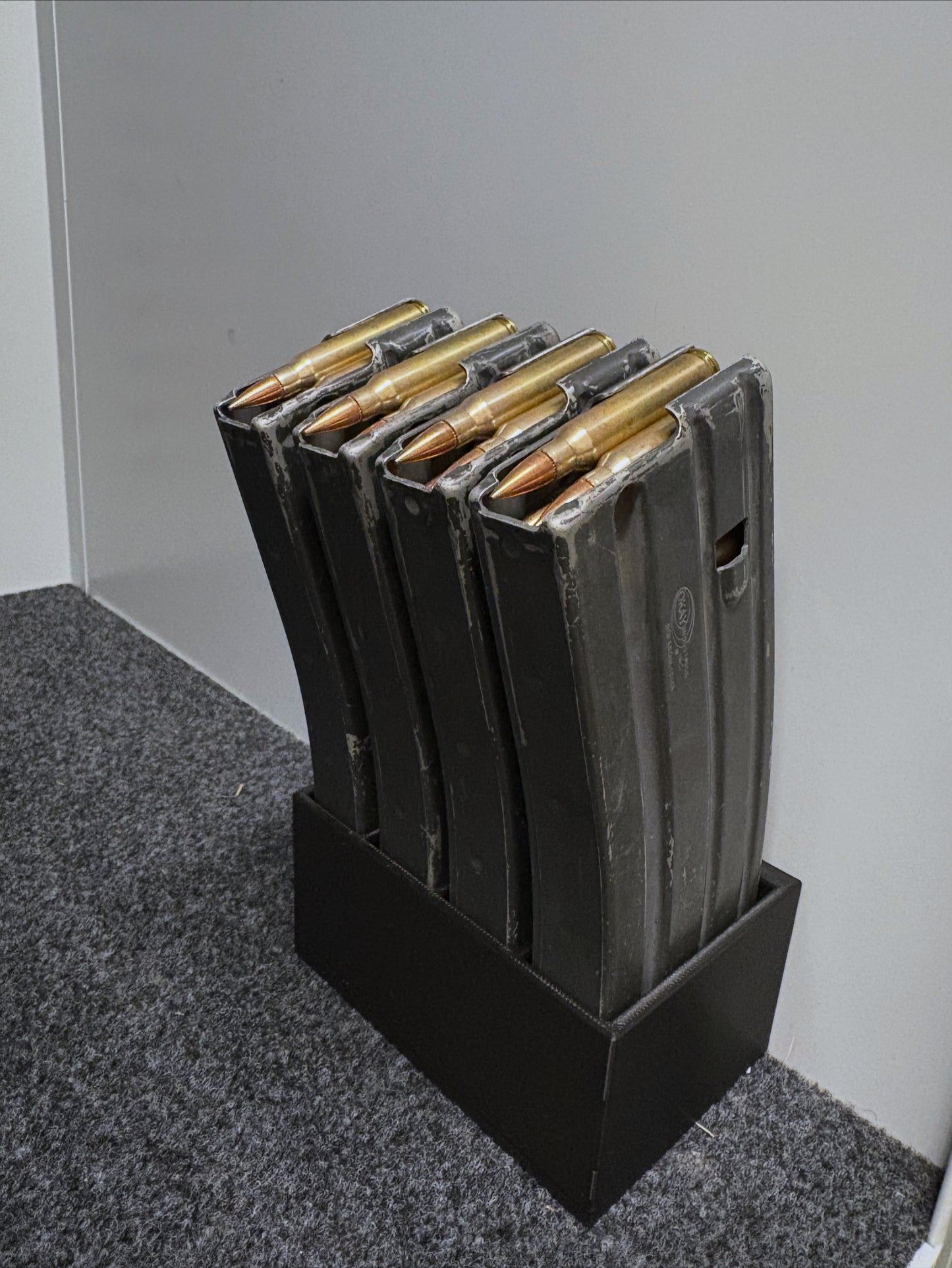 Magnetinis AR-15 dėtuvių laikiklis – 4 vietų