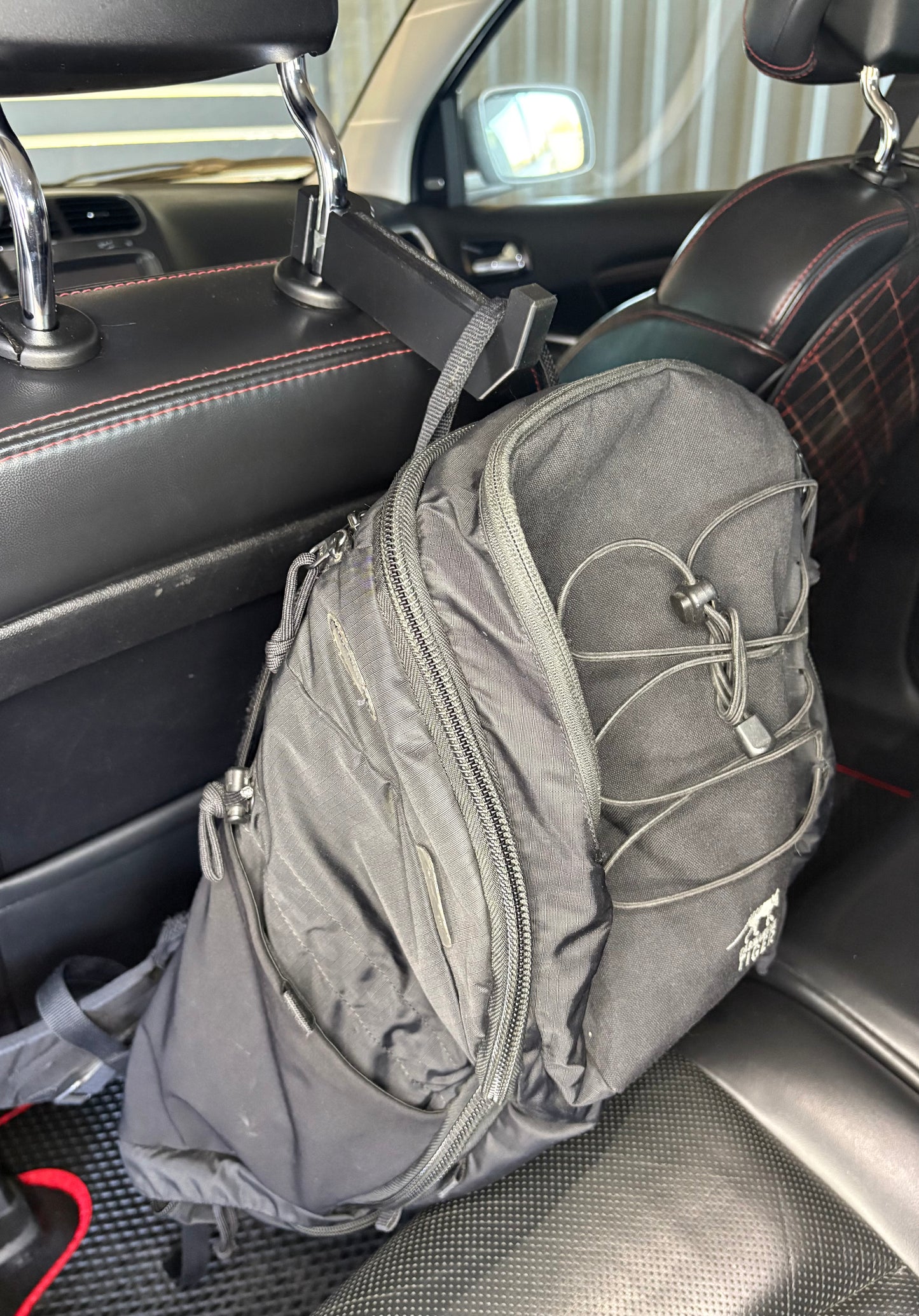 Ekipuotės laikiklis automobiliui „Headrest Mount“
